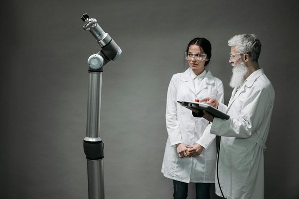 Comment choisir une webcam avec un bon microphone intégré pour les visioconférences?
